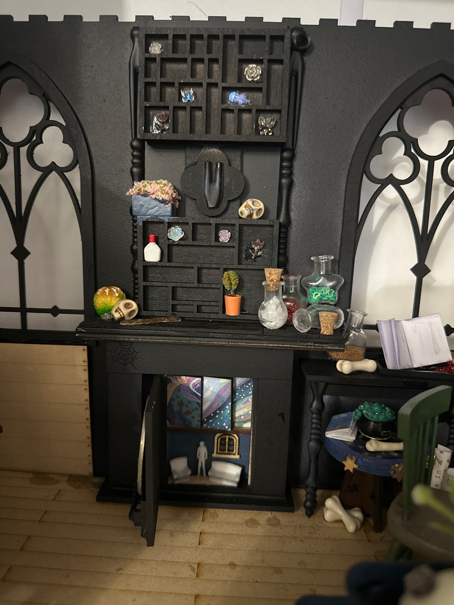 The Dulux Gothic Room Box - 1:12 with fireplace and Cabinets and windows