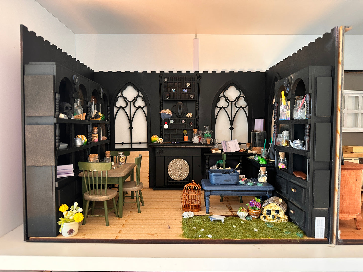 The Dulux Gothic Room Box - 1:12 with fireplace and Cabinets and windows