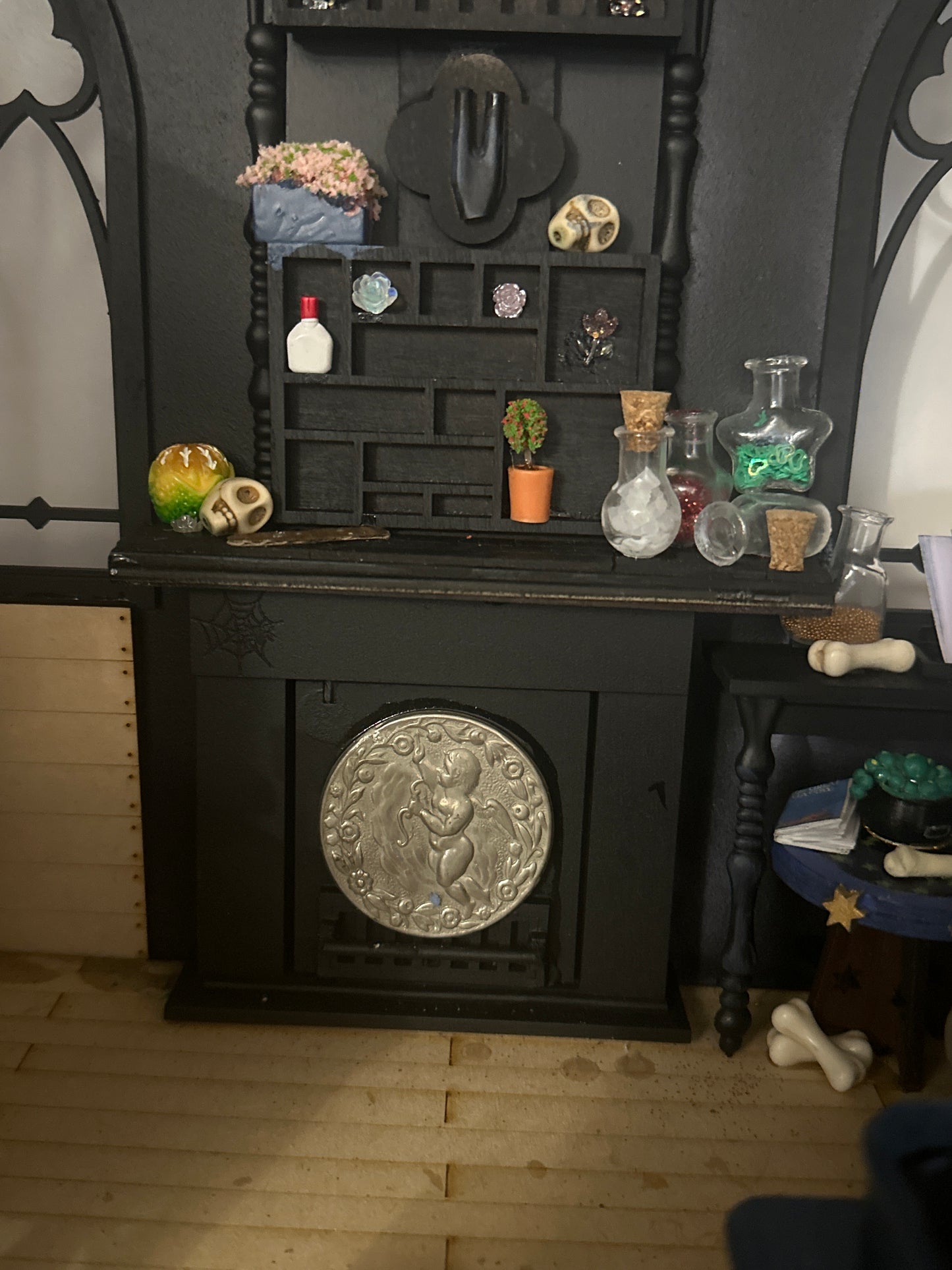 The Dulux Gothic Room Box - 1:12 with fireplace and Cabinets and windows