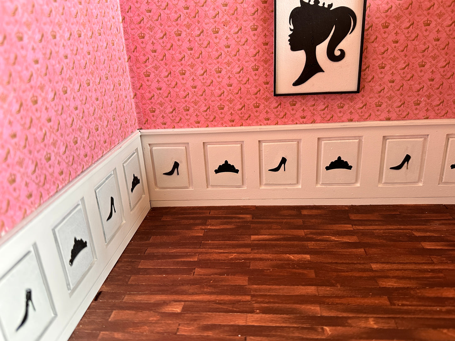 The Glamour Girl  Room Box with wallpaper - 1:24 scale